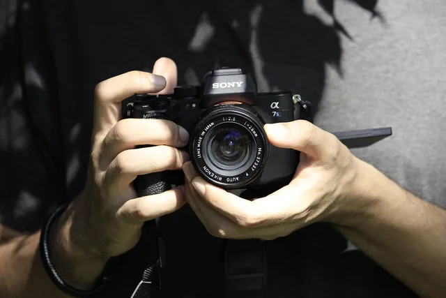 sony a7, sony, a7, kamera, sony kamera, lins, sony objektiv, hand, person, håller i kameran, colombianska. Kvittohantering och underlag som håller vid granskning
