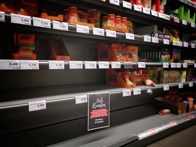 Half empty shelves with assorted products in jars and containers in supermarket during quarantine. Vilken momssats gäller för olika varor och tjänster?